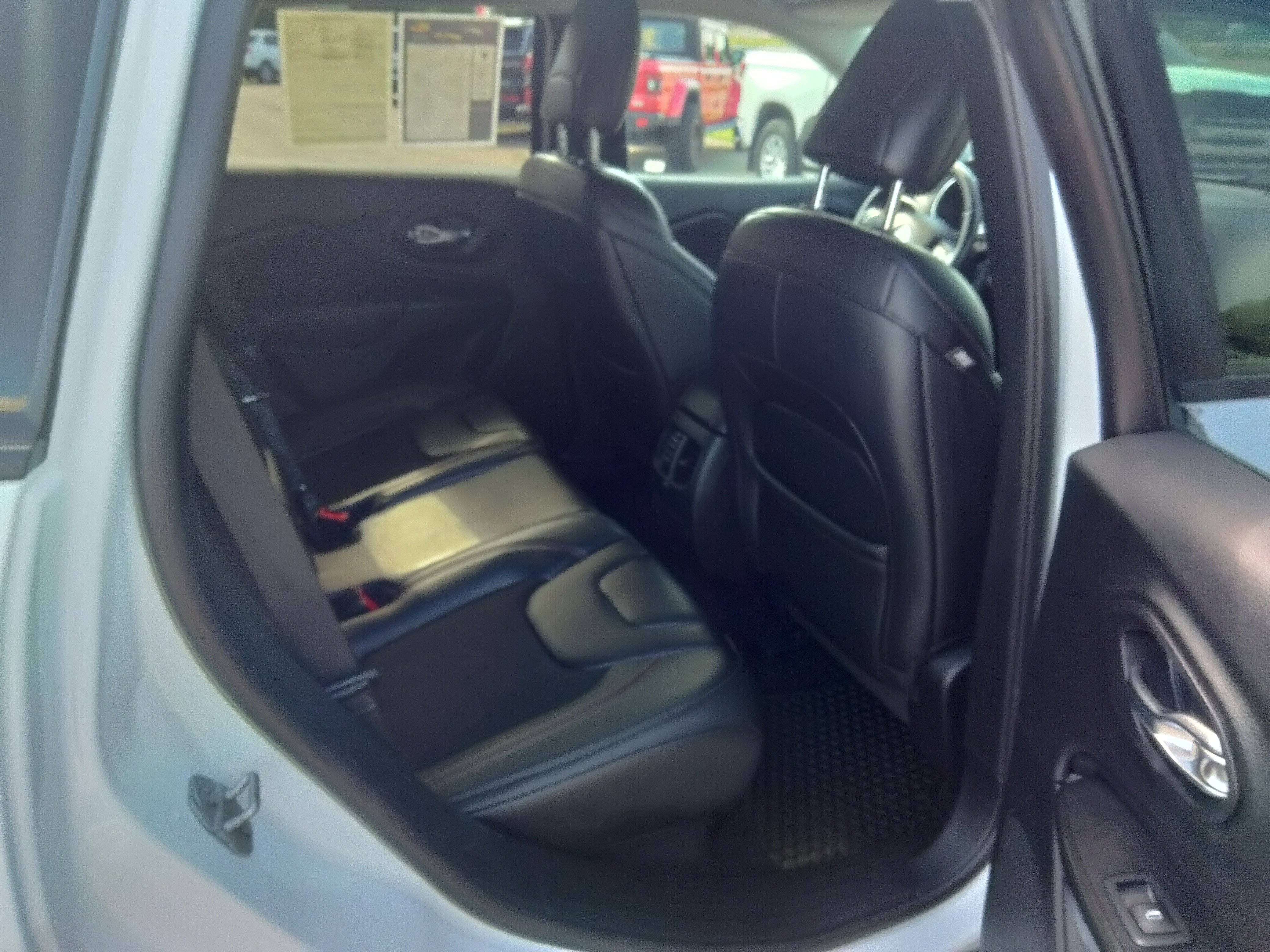 Used 2019 Jeep Cherokee Trailhawk w/ Cold Weather Group image 12