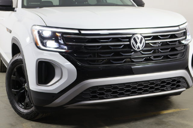 Used 2025 Volkswagen Atlas Peak Edition SE AWD/4WD image 47