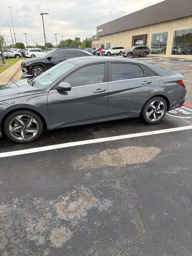 Certified 2023 Hyundai Elantra Limited w/ Preferred Accessory Package image 5