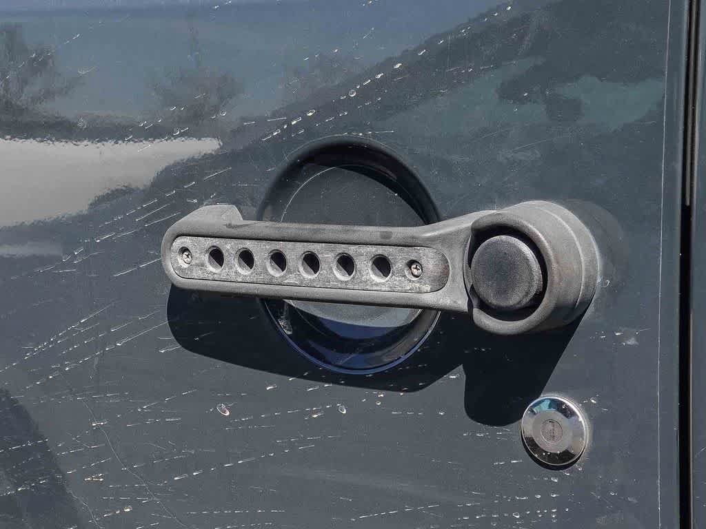 Certified 2017 Jeep Wrangler Unlimited Rubicon w/ Connectivity Group image 17