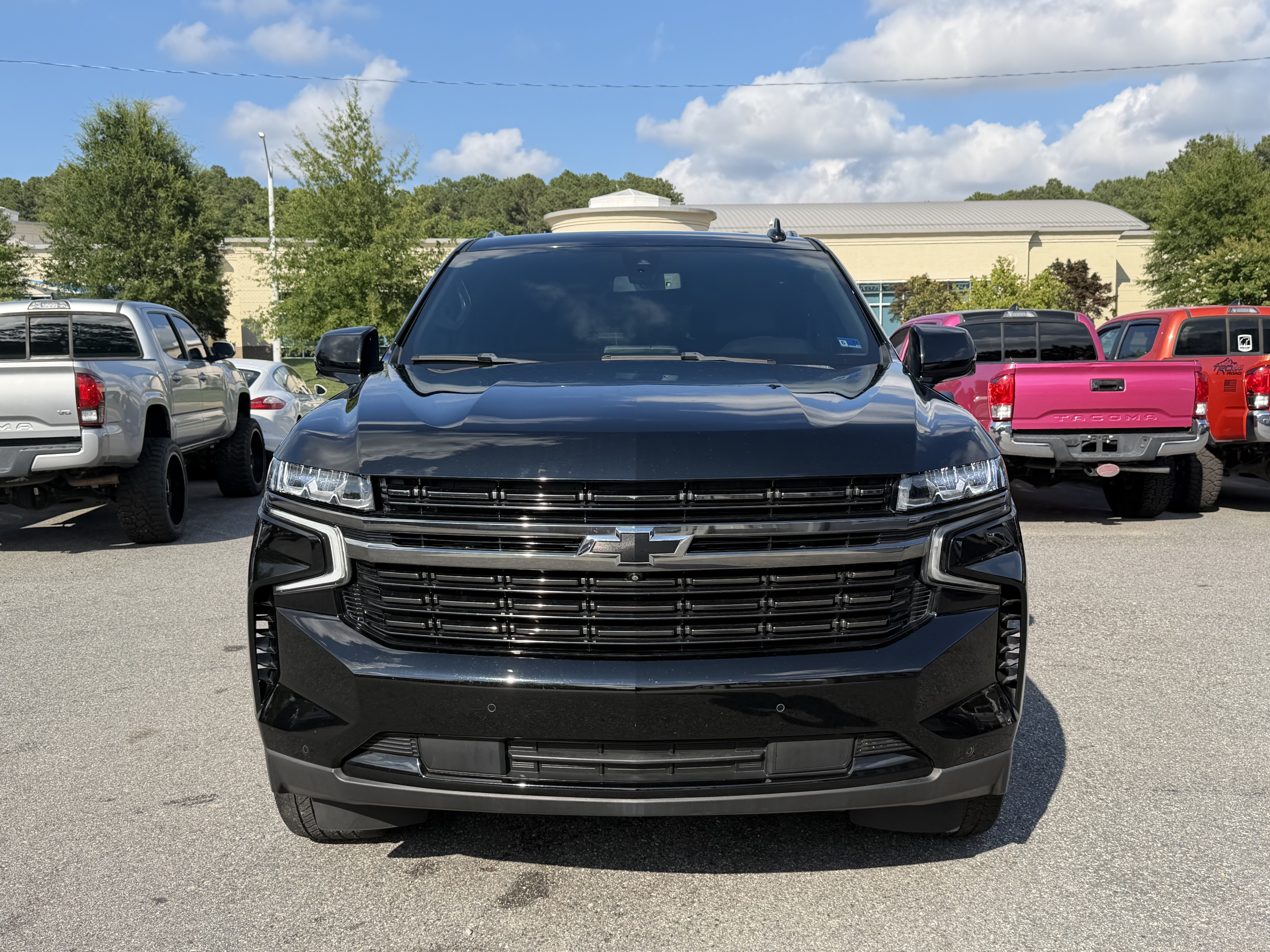 Used 2022 Chevrolet Suburban RST w/ Luxury Package RWD image 3