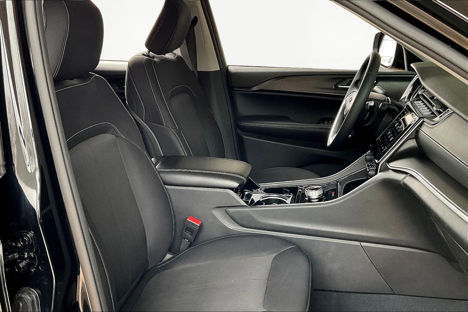 Used 2023 Jeep Grand Cherokee Laredo image 28