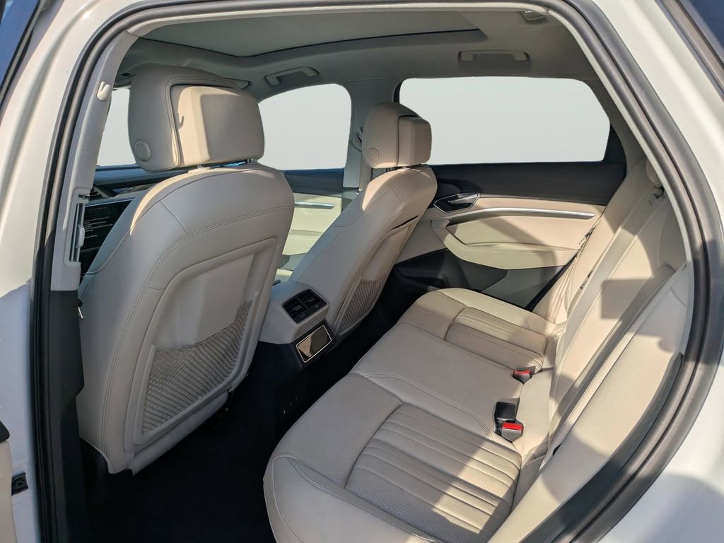 Used 2022 Audi e-tron Premium Plus w/ Premium Plus Package image 18