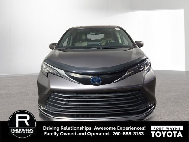 Used 2022 Toyota Sienna XLE w/ XLE Plus Package image 3
