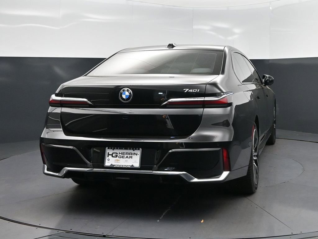 Used 2023 BMW 740i image 7