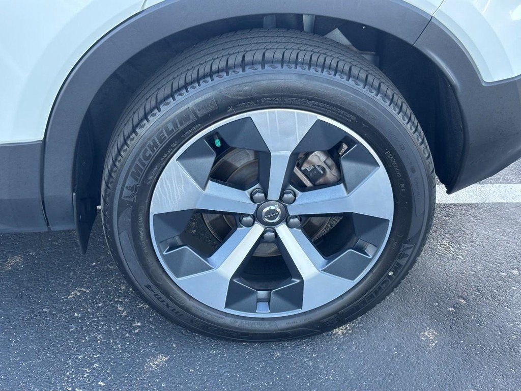 Used 2023 Volvo XC40 B5 Plus AWD/4WD image 9
