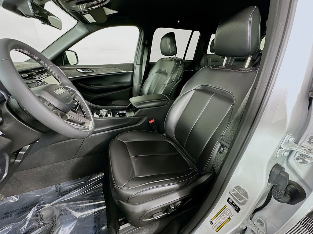 Certified 2025 Jeep Grand Cherokee Limited image 32