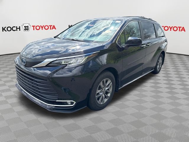 Used 2023 Toyota Sienna XLE image 3