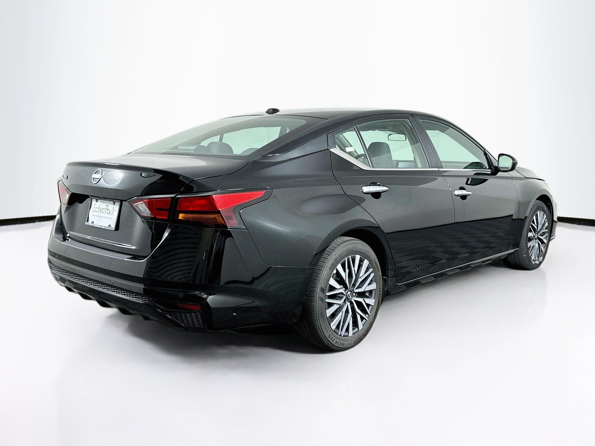 Used 2025 Nissan Altima 2.5 SV FWD image 9