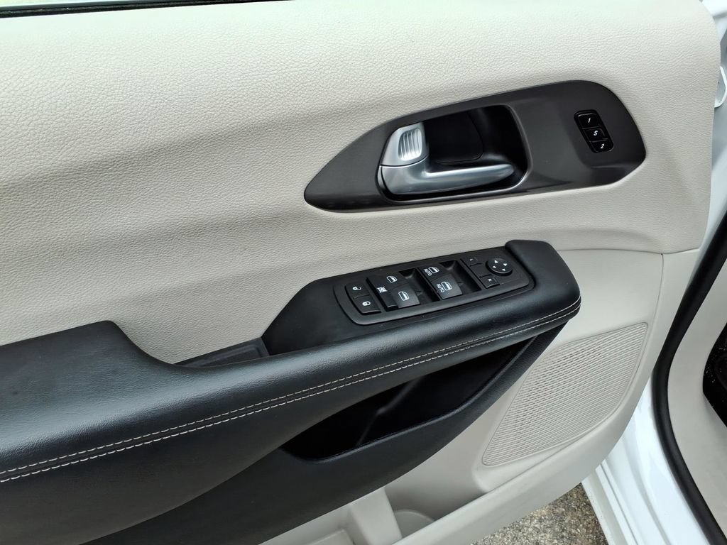 Used 2024 Chrysler Pacifica Touring-L FWD image 11