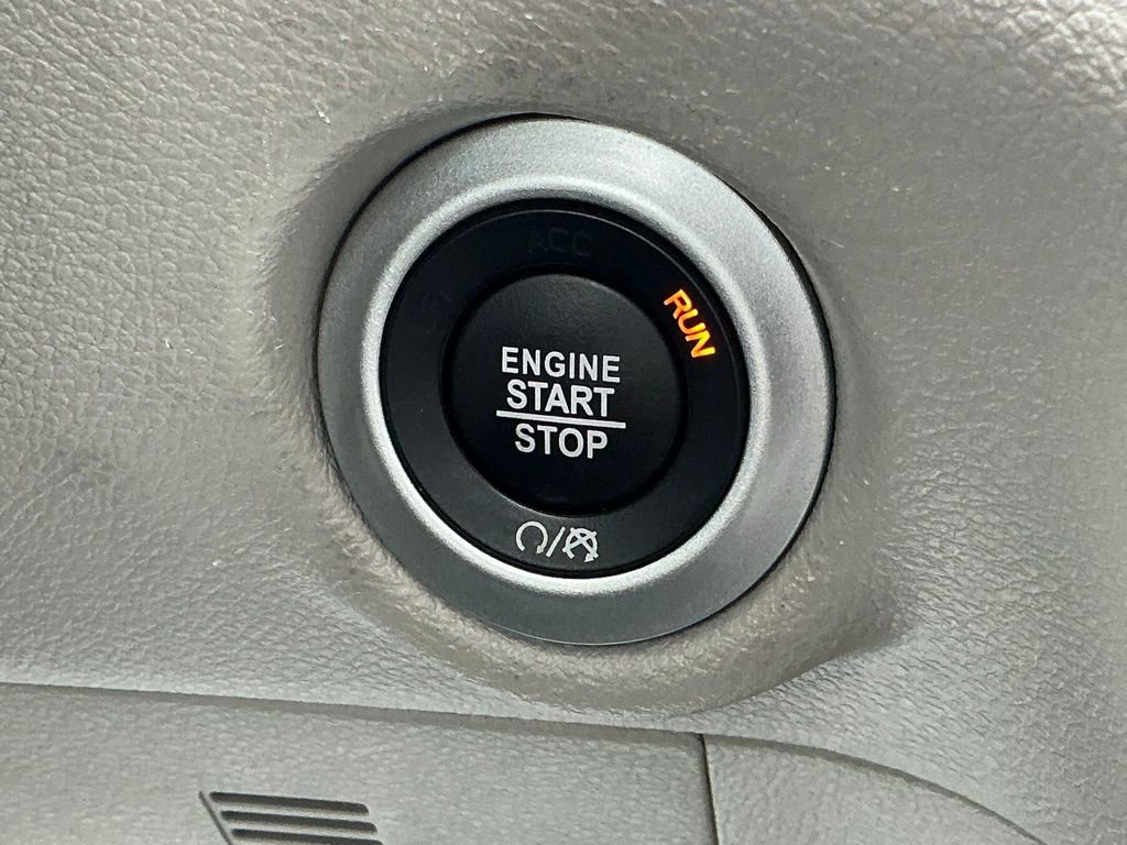 Used 2023 Chrysler Pacifica Touring-L image 40