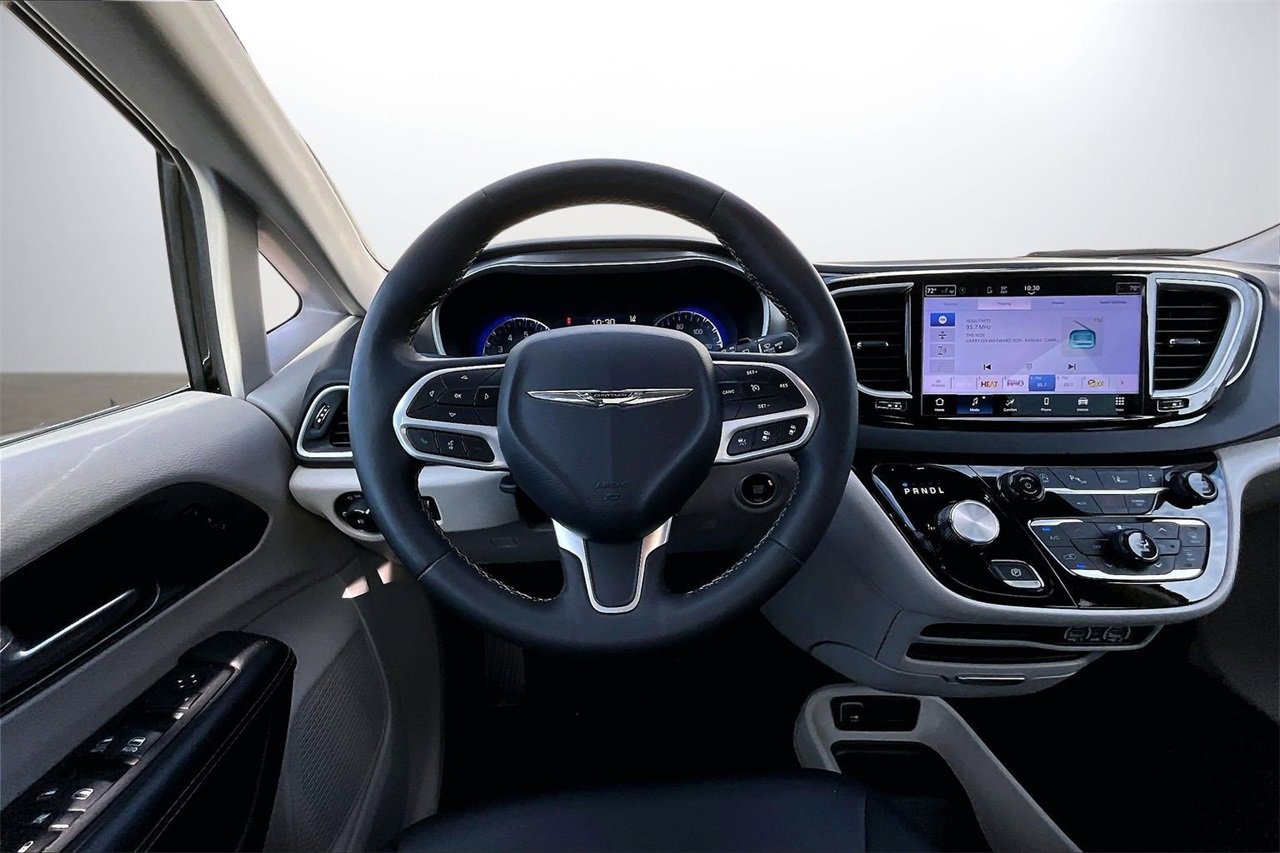 Certified 2024 Chrysler Pacifica Touring-L image 11