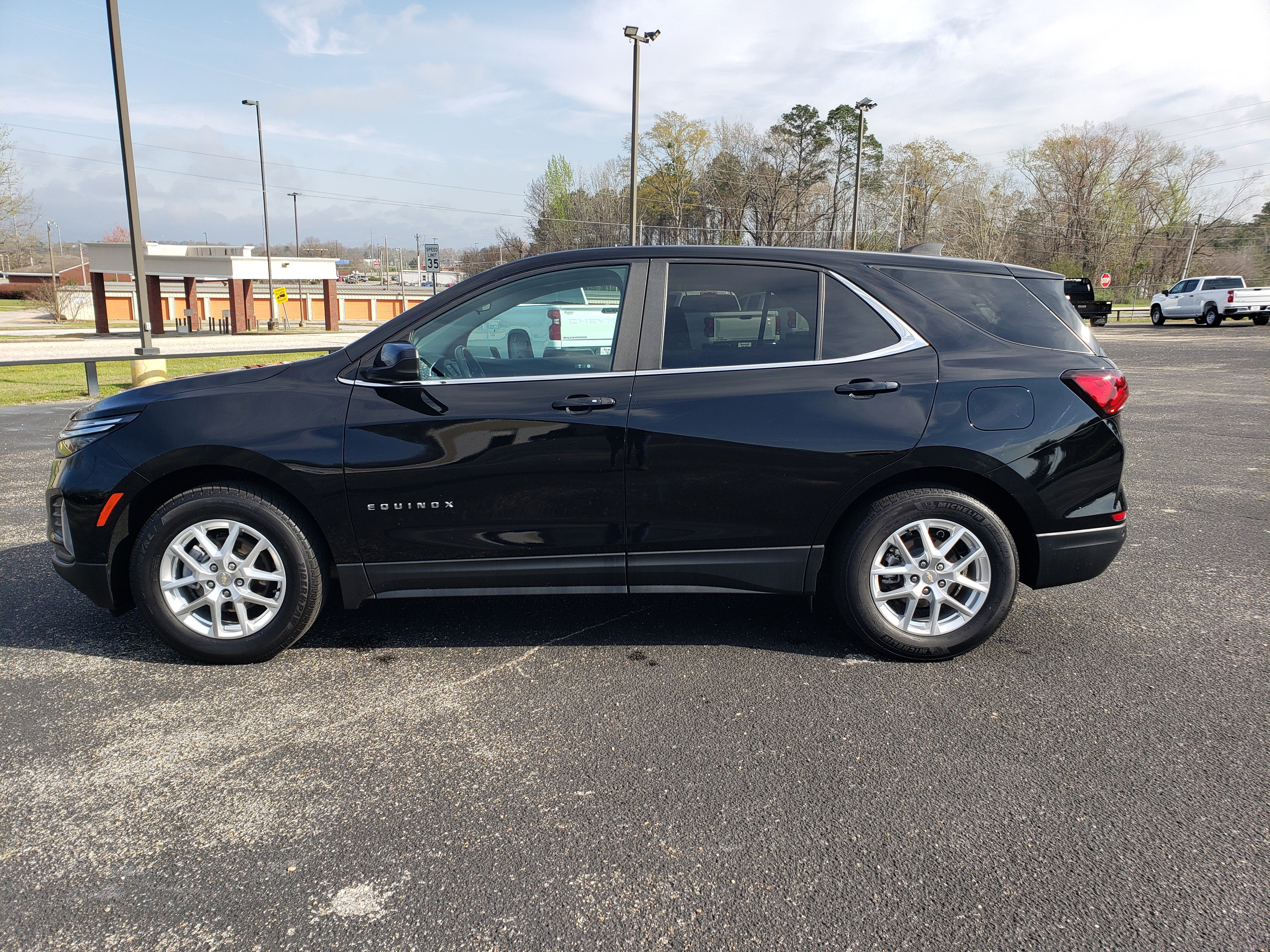 Used 2022 Chevrolet Equinox LT w/ Driver Convenience Package image 5
