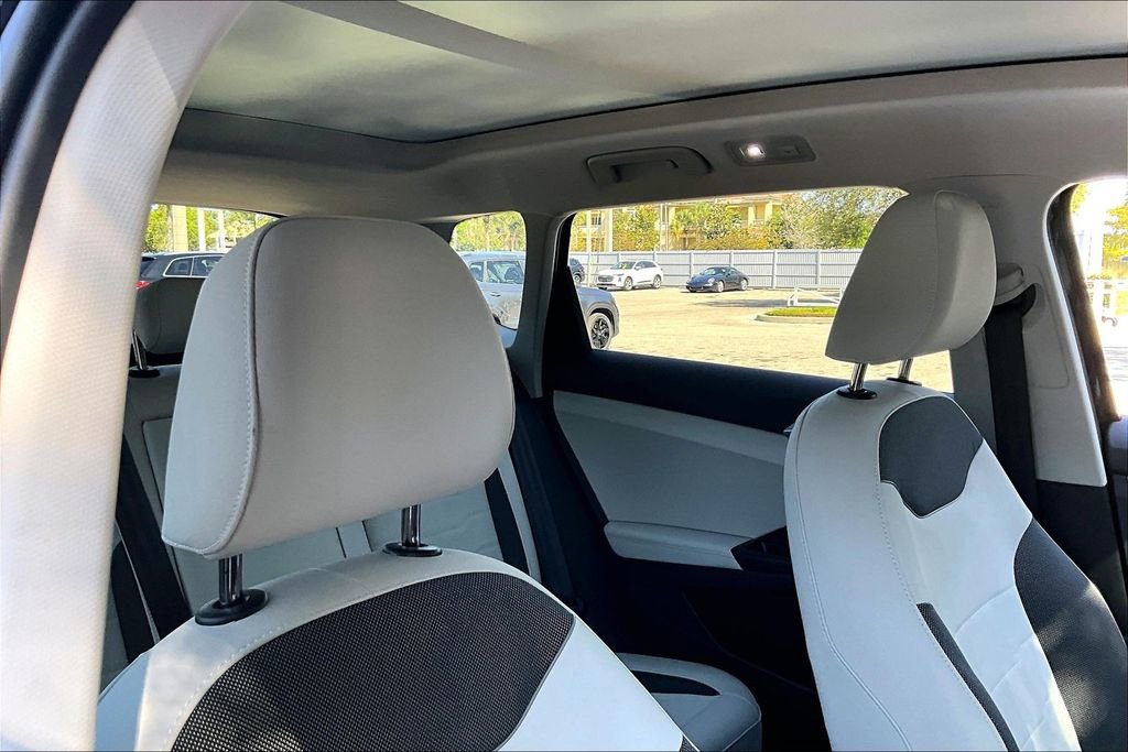 Certified 2025 Volkswagen Taos SE w/ Panoramic Sunroof Package image 22
