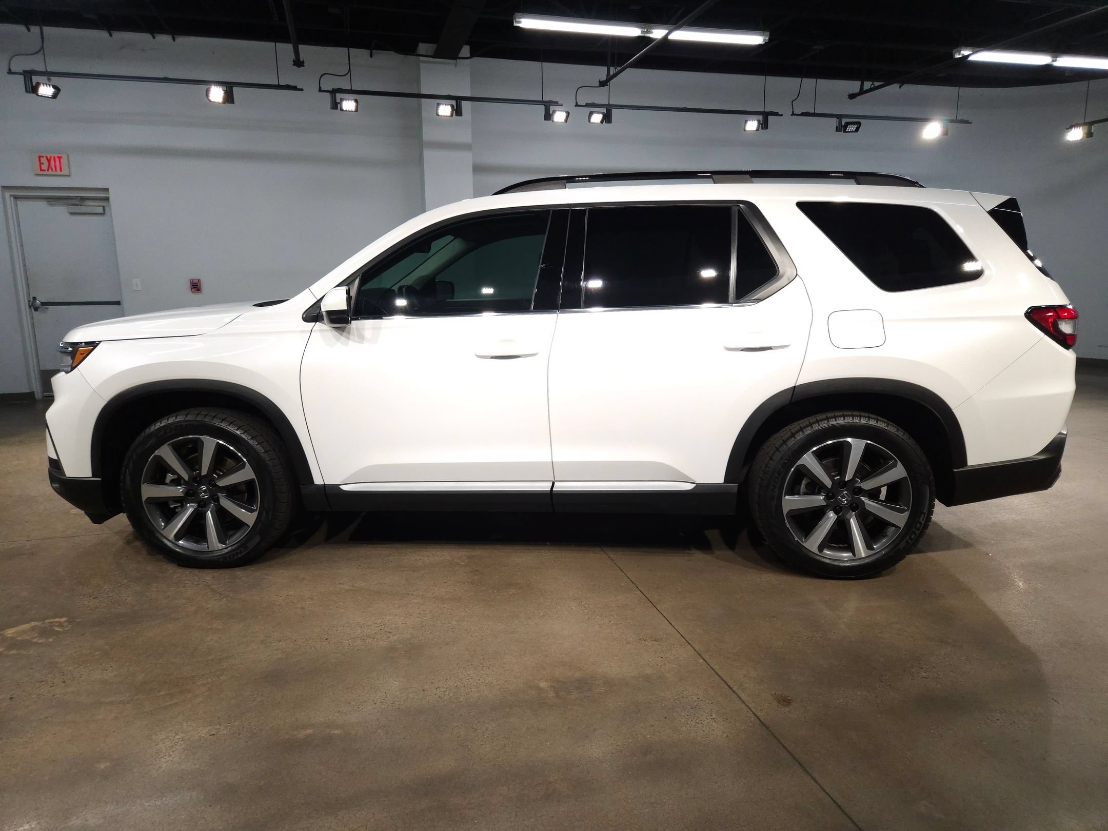 Used 2025 Honda Pilot Touring image 4