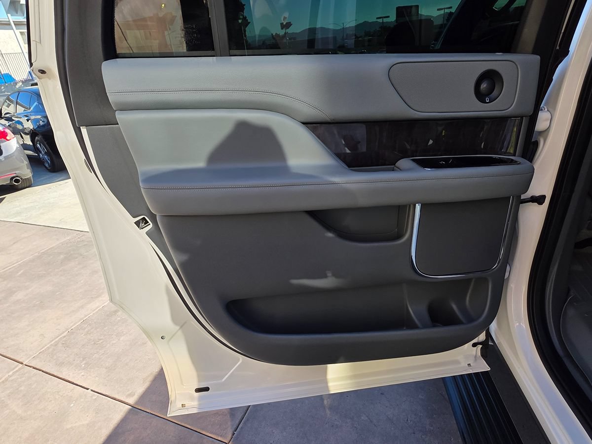 Used 2018 Lincoln Navigator L Select w/ Technology Package RWD image 31