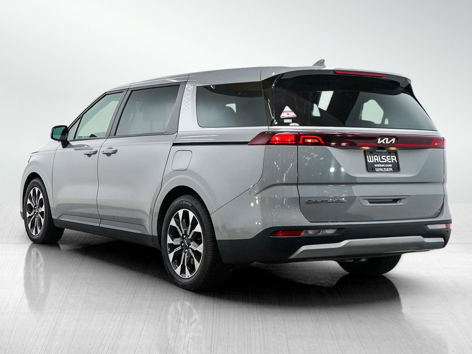 Used 2022 Kia Carnival EX FWD image 4