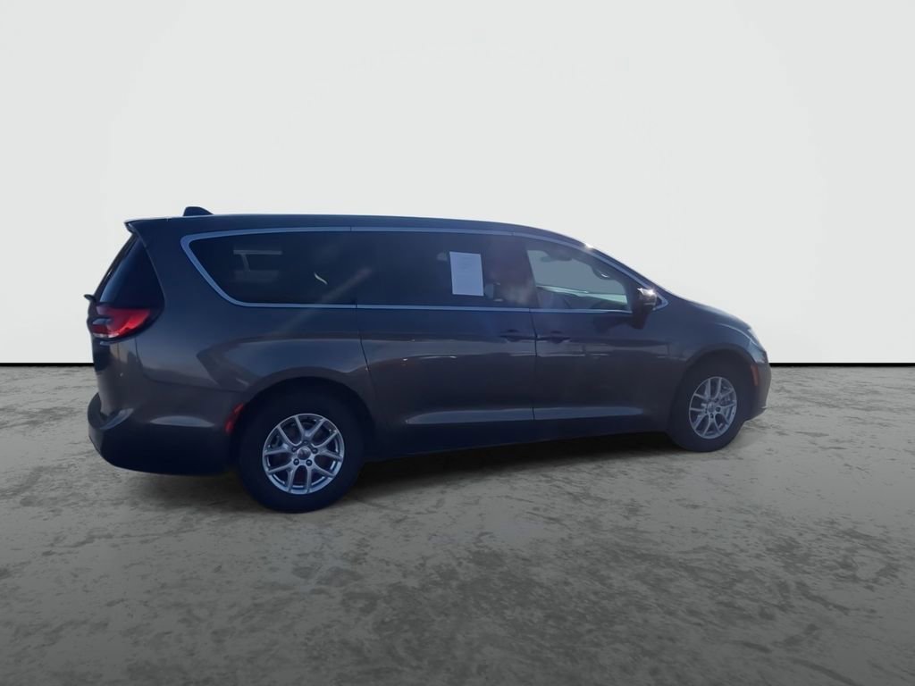 Used 2023 Chrysler Pacifica Touring-L image 8
