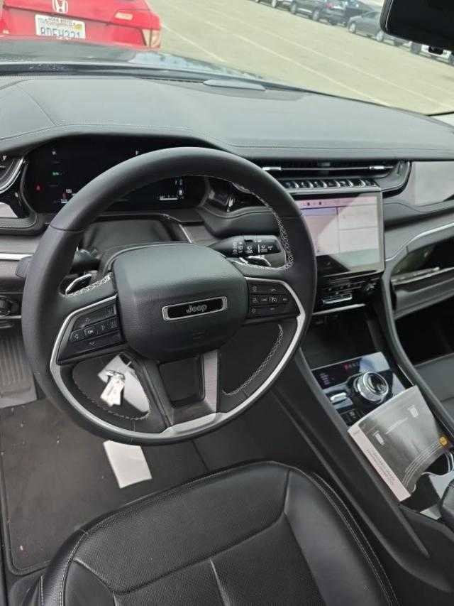Used 2022 Jeep Grand Cherokee Limited 4xe w/ Luxury Tech Group II AWD/4WD image 3