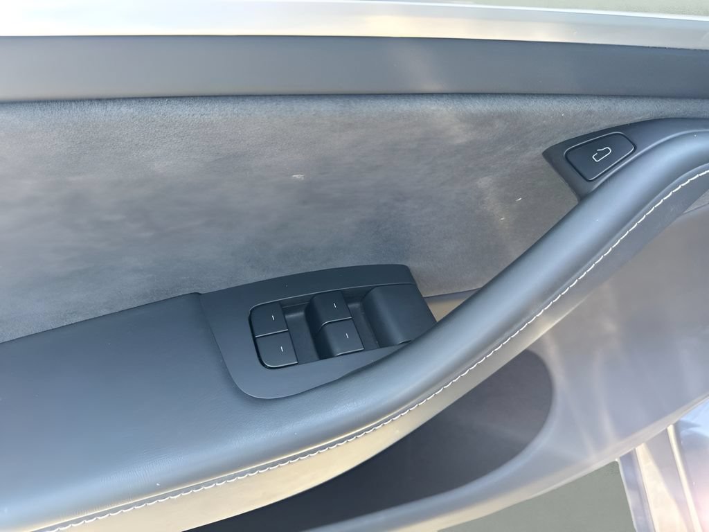 Used 2025 Tesla Model Y Long Range AWD/4WD image 19