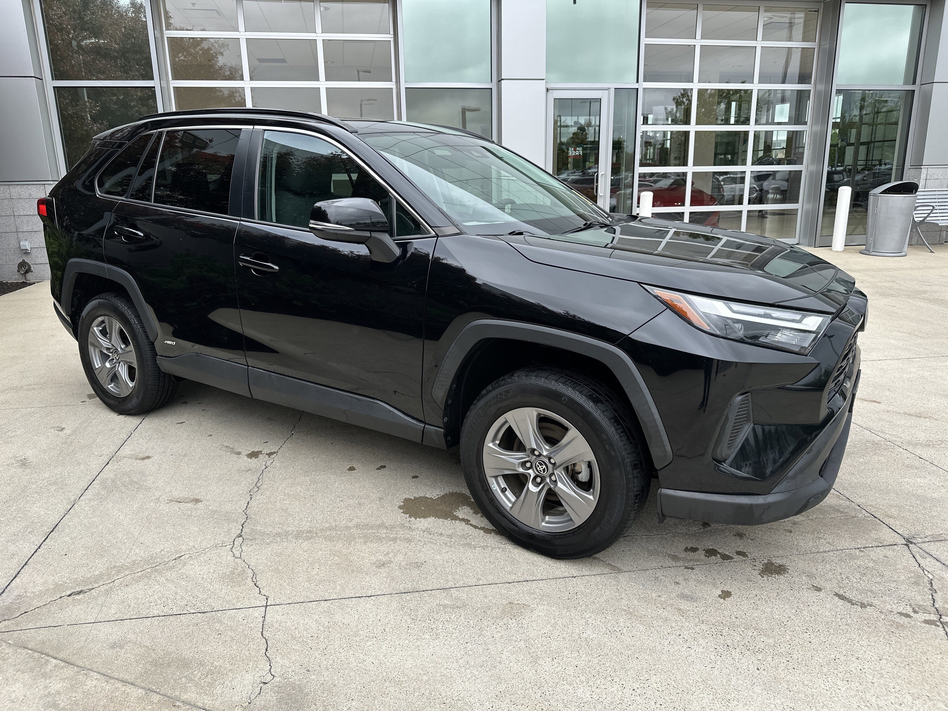 Used 2022 Toyota RAV4 XLE w/ Convenience Package AWD/4WD image 2