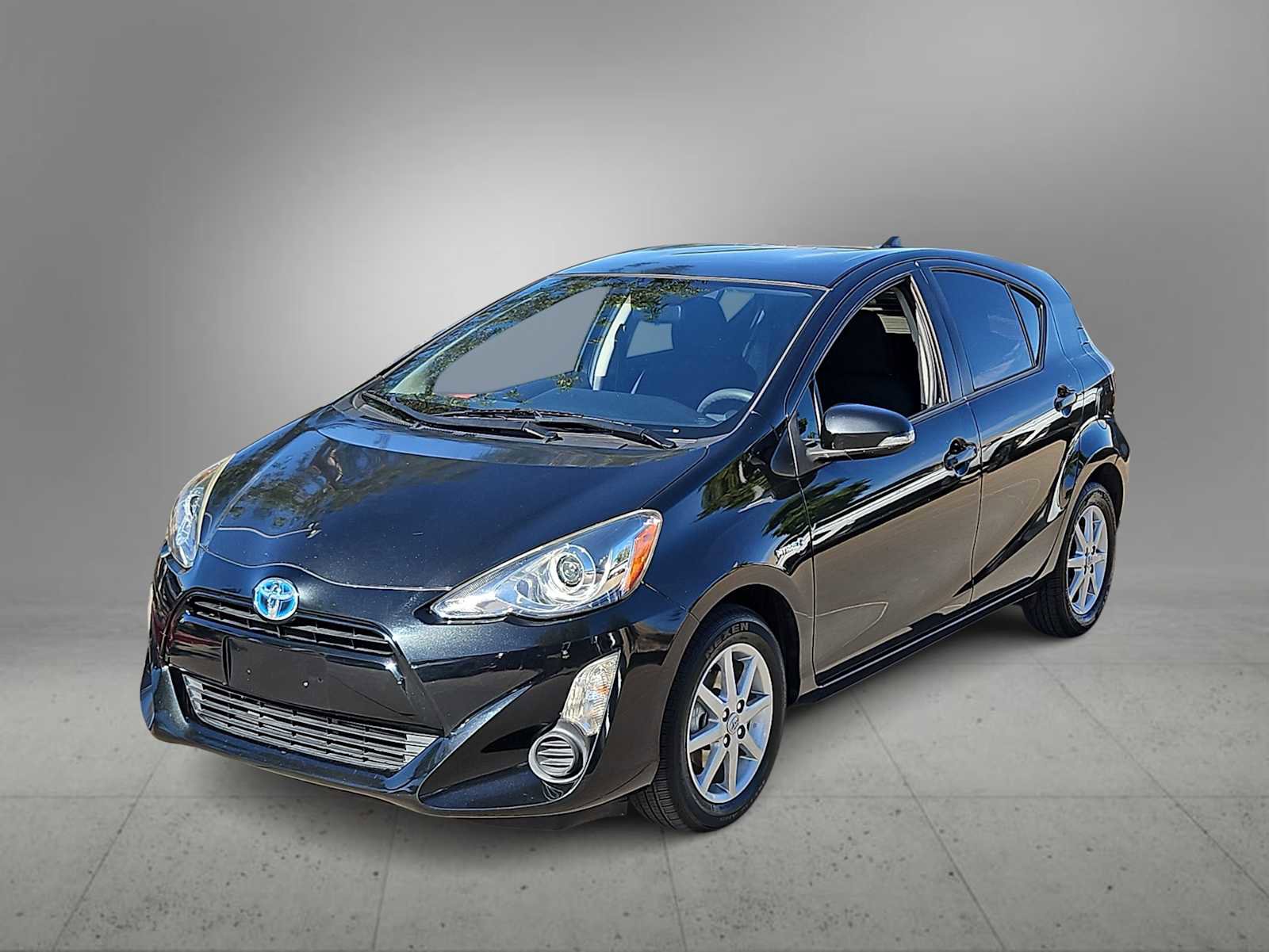Used 2015 Toyota Prius C Three image 4