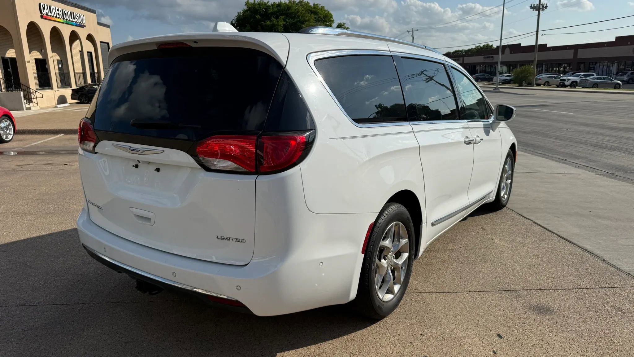 Used 2018 Chrysler Pacifica Limited image 5