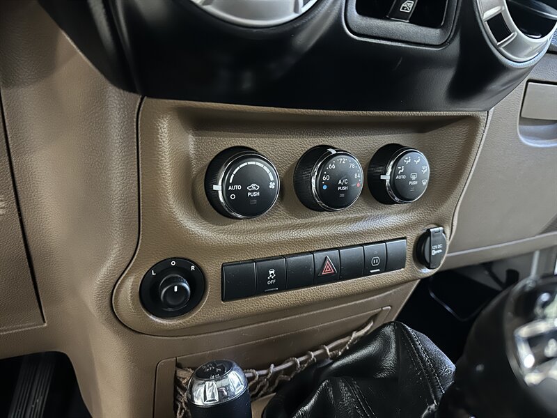 Used 2015 Jeep Wrangler Unlimited Rubicon w/ Connectivity Group AWD/4WD image 26