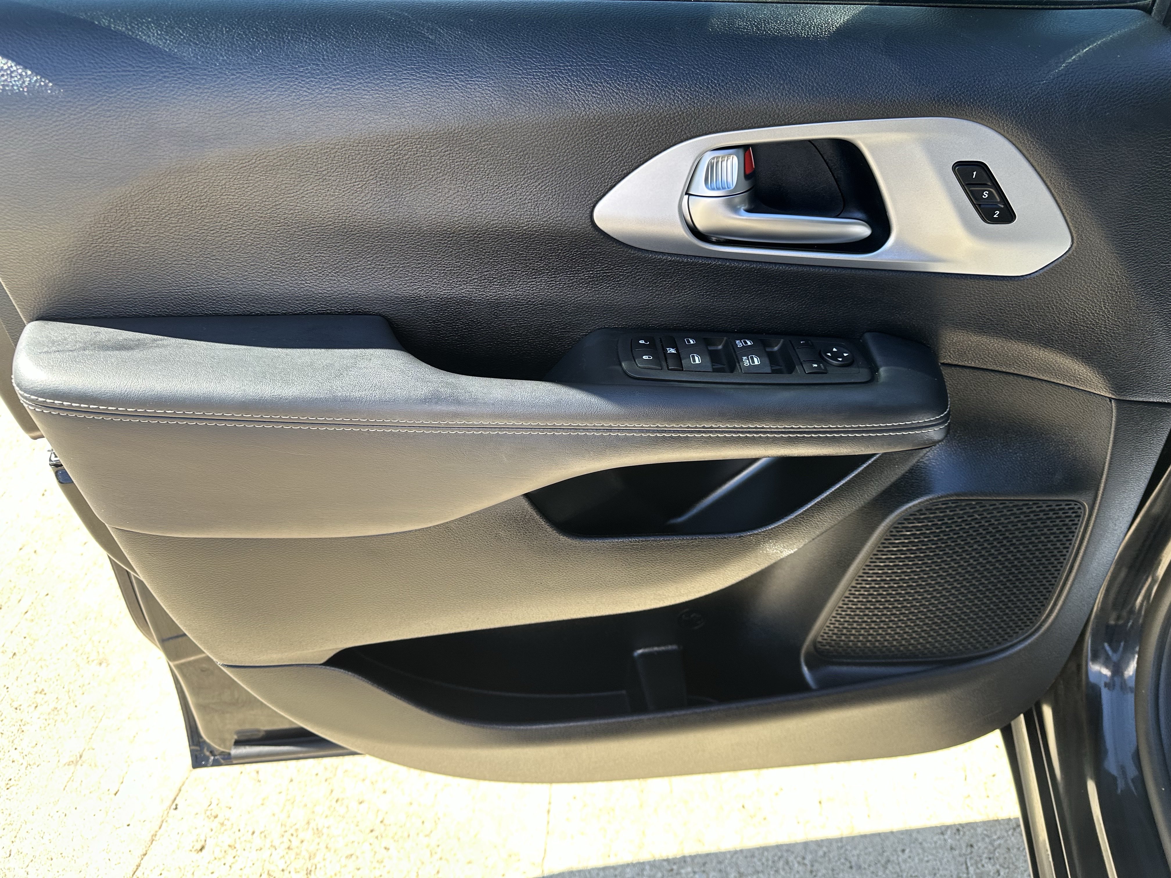 Used 2023 Chrysler Pacifica Touring-L w/ S Appearance Package FWD image 11
