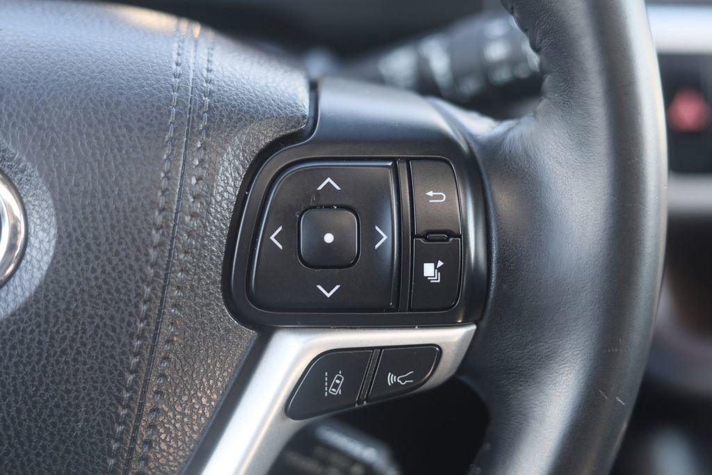 Used 2018 Toyota Highlander XLE image 25