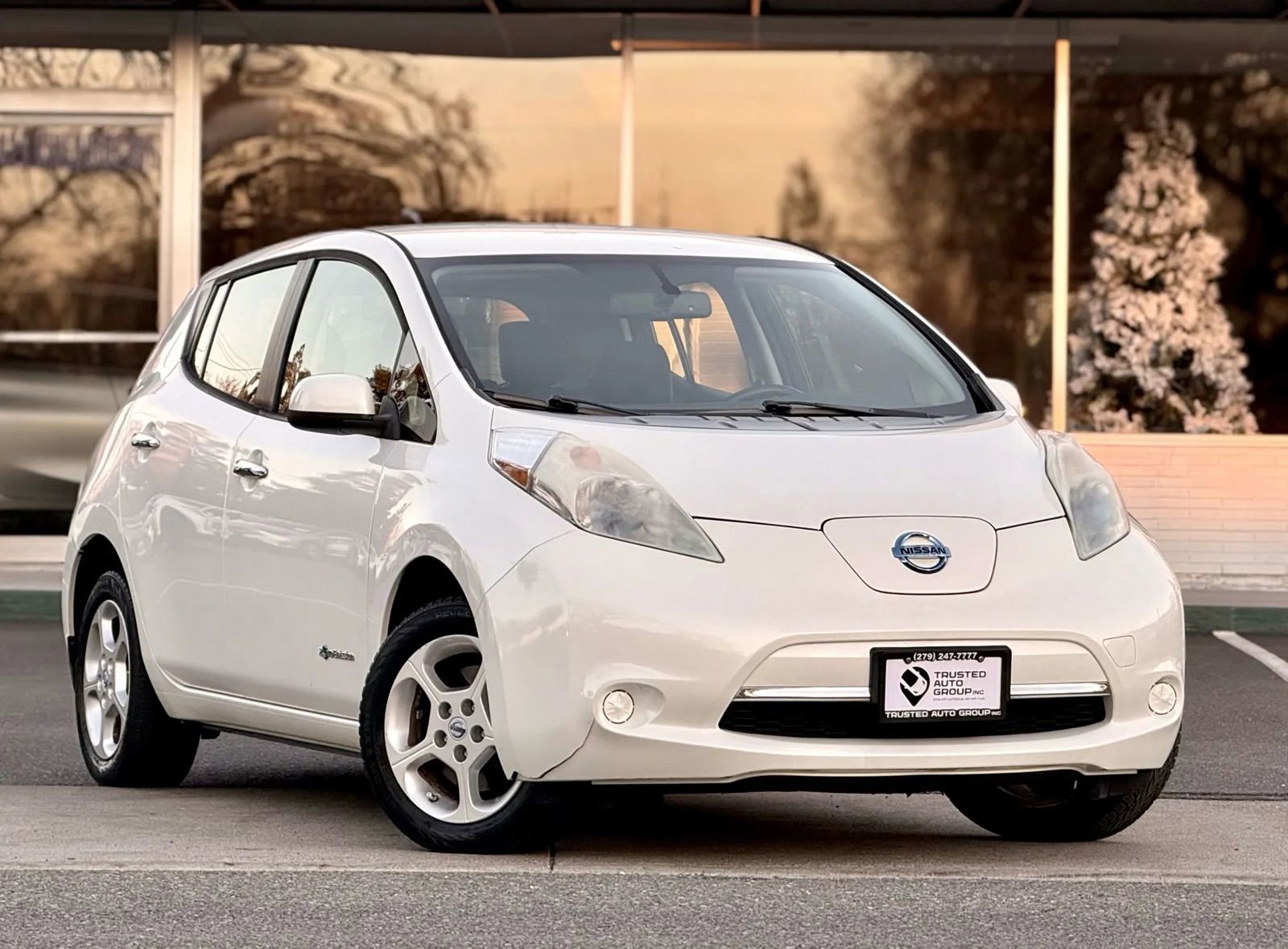 Used 2014 Nissan Leaf SV image 2