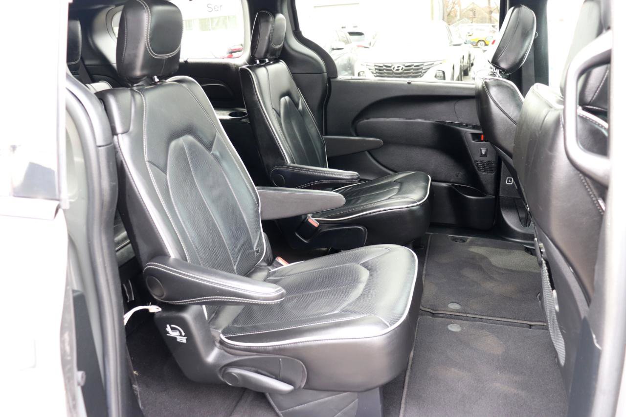 Used 2025 Chrysler Pacifica Limited image 15