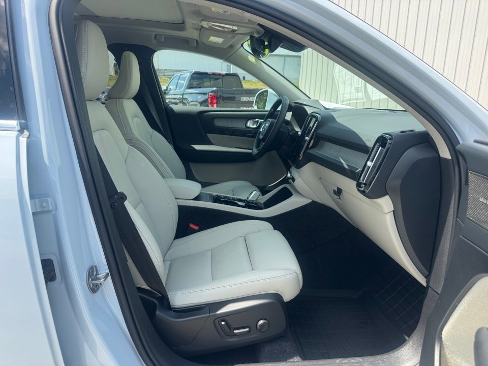 Certified 2025 Volvo XC40 B5 Ultra AWD/4WD image 28