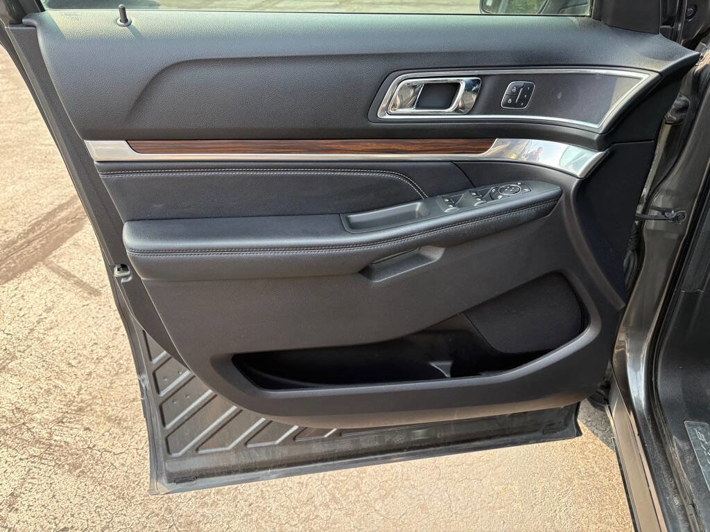 Used 2017 Ford Explorer Limited image 7
