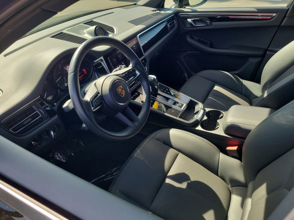 Used 2023 Porsche Macan Turbo AWD/4WD image 3