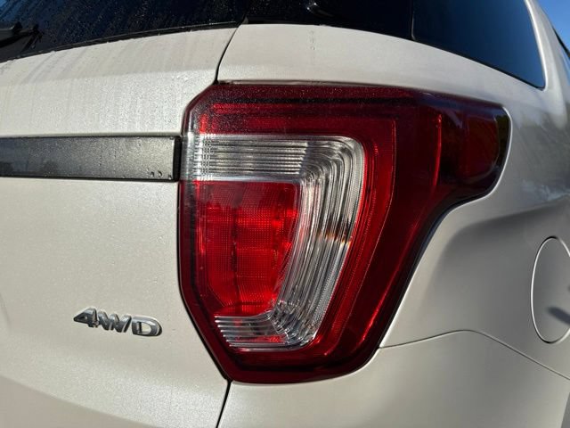 Used 2018 Ford Explorer XLT w/ XLT Appearance Package AWD/4WD image 14