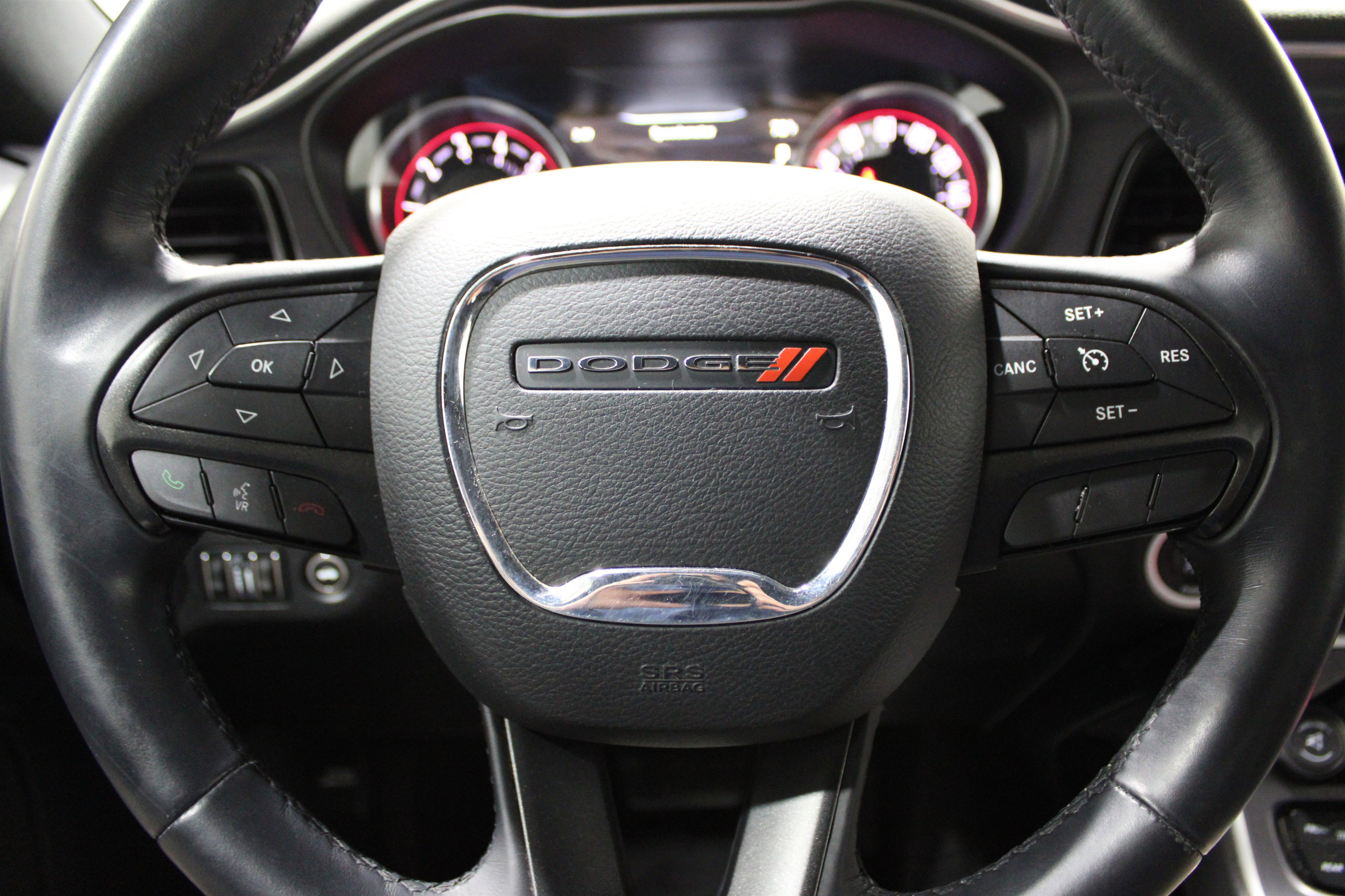 Used 2016 Dodge Challenger R/T image 9