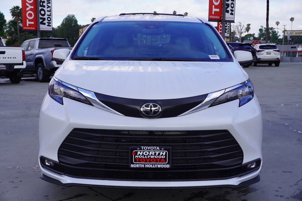 New 2026 Toyota Sienna XLE image 2