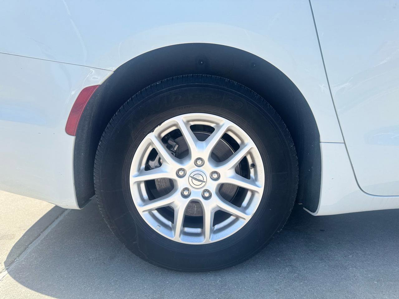 Used 2023 Chrysler Pacifica Touring-L image 21