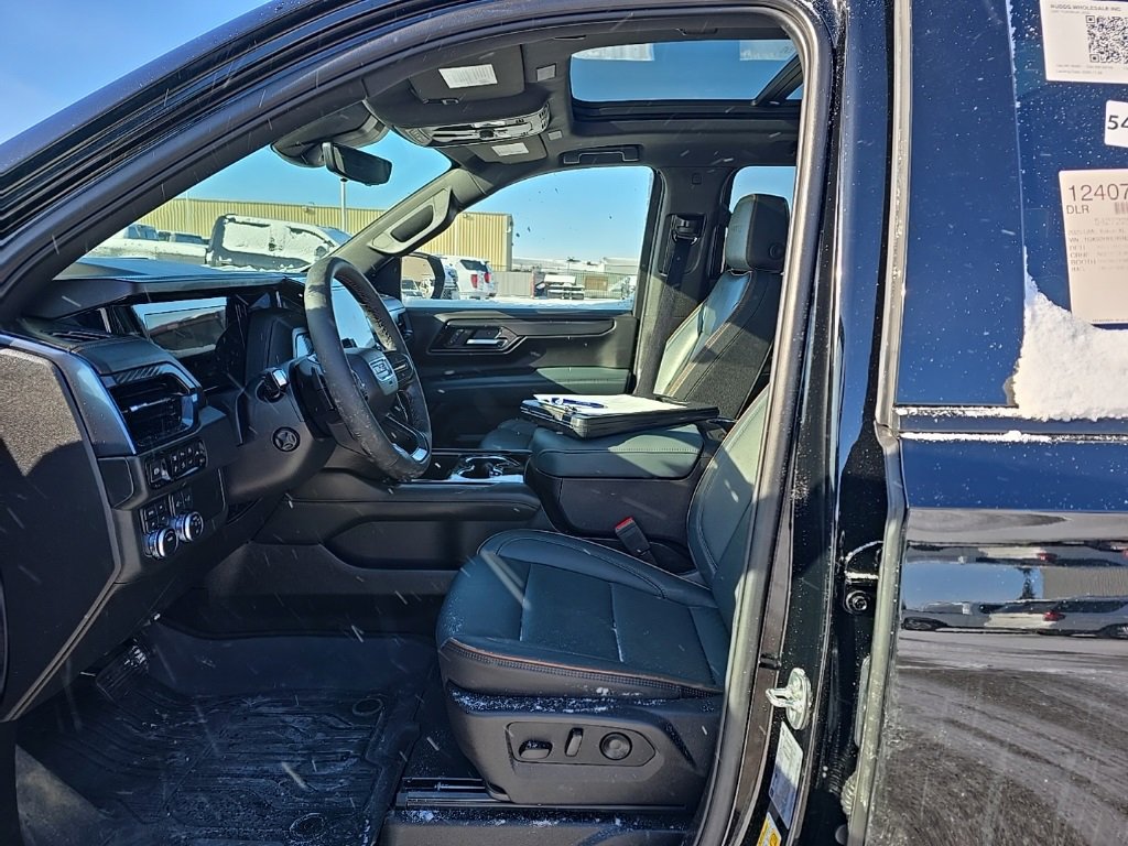 Used 2025 GMC Yukon XL AT4 w/ AT4 Premium Package image 8