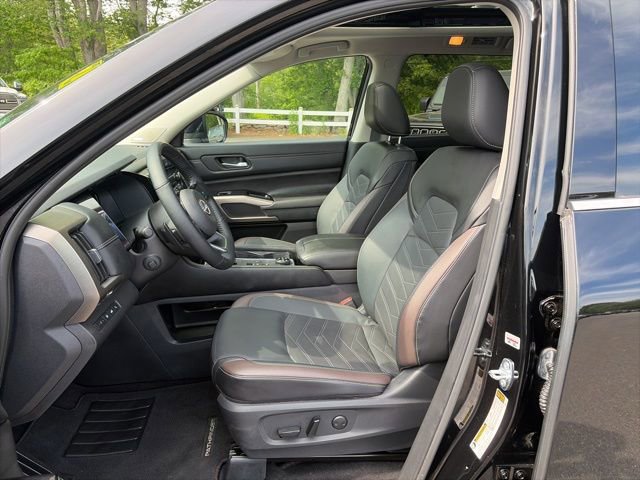 Used 2024 Nissan Pathfinder Platinum w/ Cargo Package AWD/4WD image 14