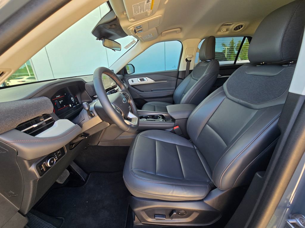 Used 2025 Ford Explorer Active w/ Active Comfort Package image 10