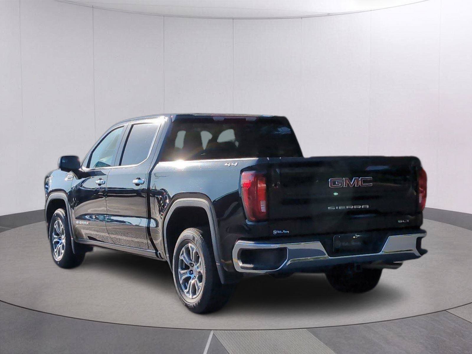 Used 2024 GMC Sierra 1500 SLT AWD/4WD image 3