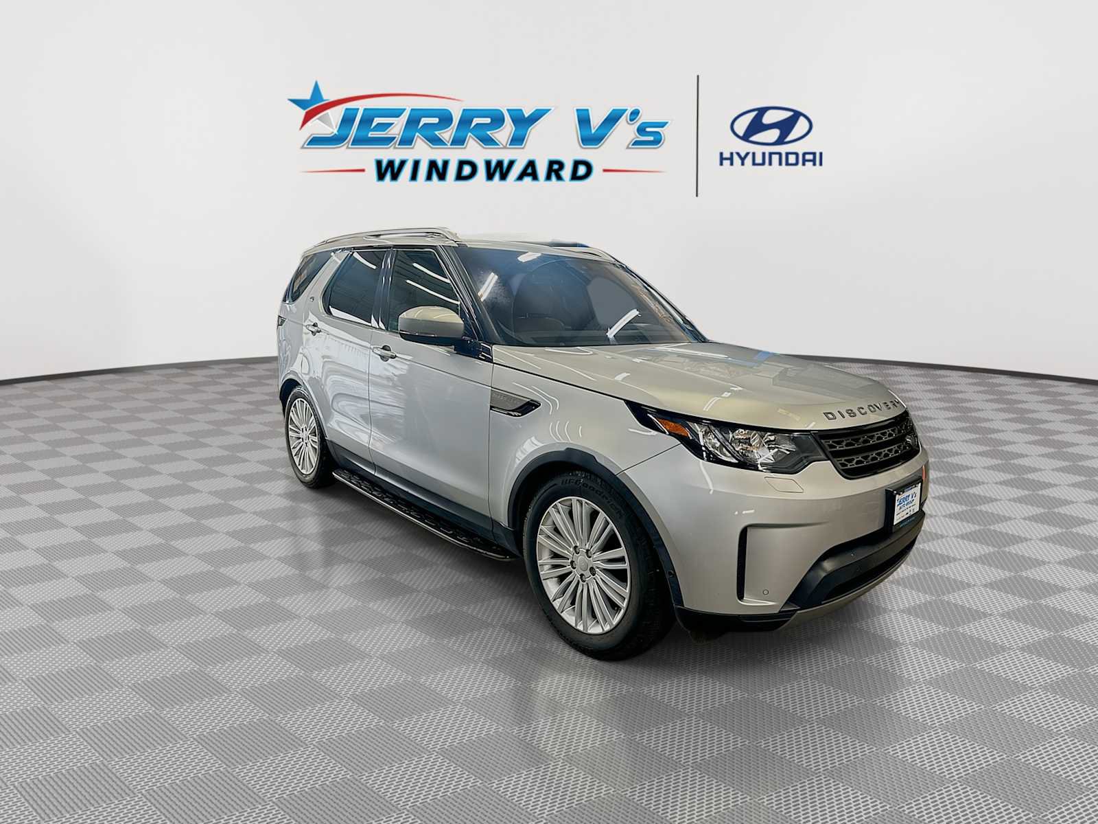 Used 2018 Land Rover Discovery SE image 2