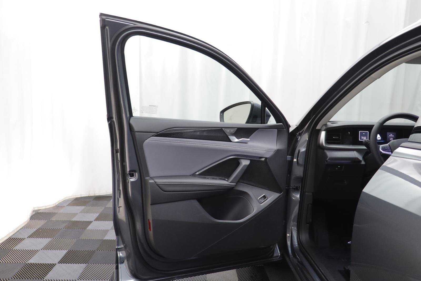 New 2026 Volkswagen Tiguan SE w/ Panoramic Sunroof Package image 4