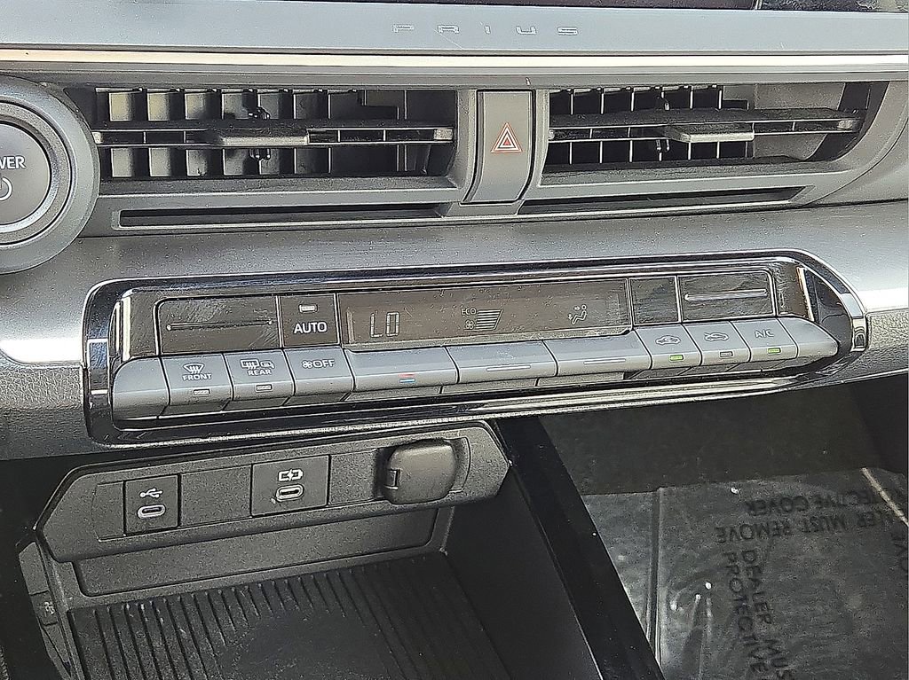 Used 2025 Toyota Prius LE image 30