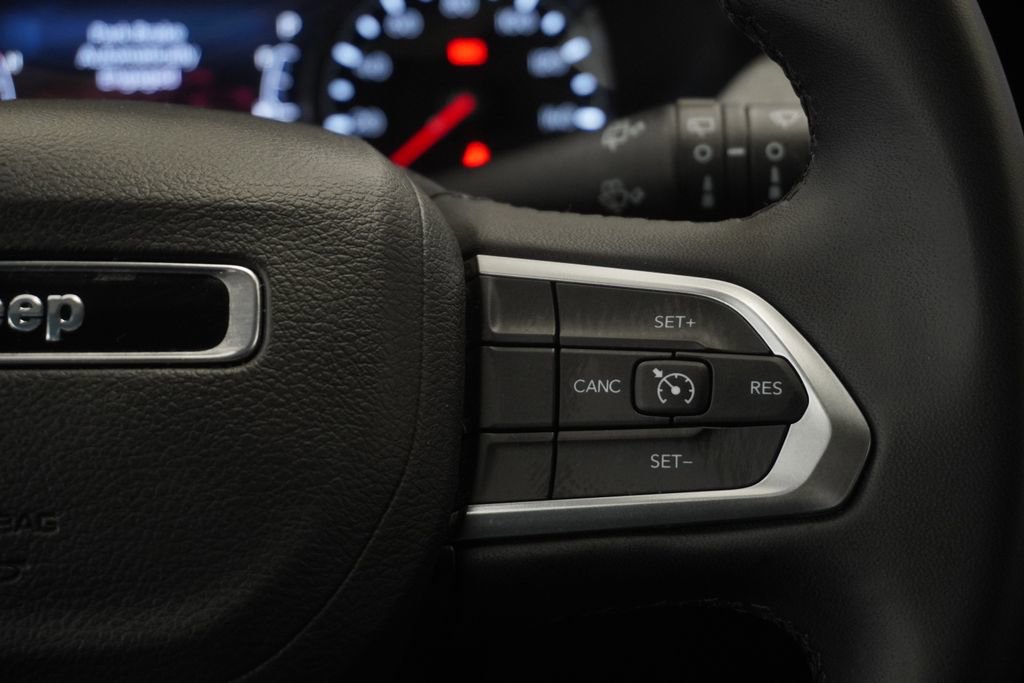 Used 2025 Jeep Compass Latitude AWD/4WD image 38
