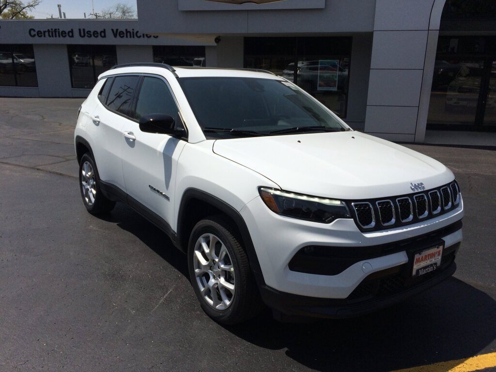 Used 2023 Jeep Compass Latitude w/ Sun and Sound Group AWD/4WD image 2