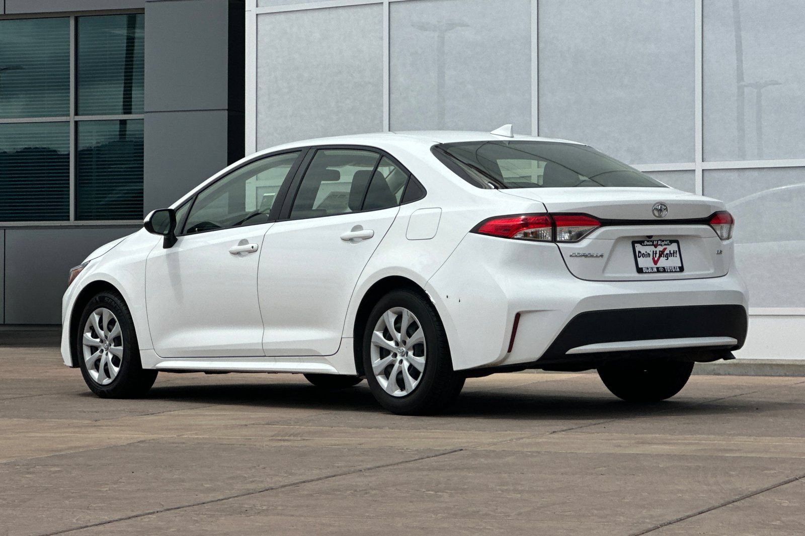 Used 2022 Toyota Corolla LE FWD image 6