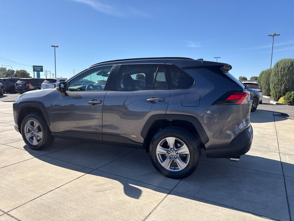 Used 2022 Toyota RAV4 XLE w/ Convenience Package AWD/4WD image 10